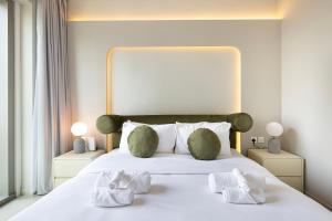 Downtown Dreams Burj Khalifa View with Dubai Mall, Pool & Free Parking