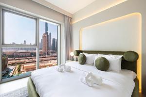 Downtown Dreams Burj Khalifa View with Dubai Mall, Pool & Free Parking