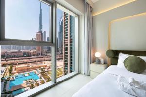 Downtown Dreams Burj Khalifa View with Dubai Mall, Pool & Free Parking