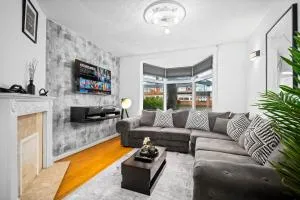 Stylish Three Bedroom House - Accommodates 7 - Parking Available - Garden - Recently Renovated - Top Rated - 162S - Acocks Green