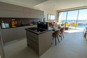 Oasis on the 27th, Mercury Tower