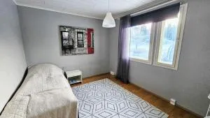 Viihtyisä kahden erillisen huoneen kokonaisuus kolmelle-neljälle hengelle - 凯拉瓦