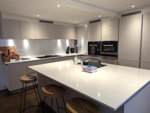 West Pallant Georgian Townhouse in City Centre with Courtyards, BBQ & Log Burners - Dogs Welcome! Chichester Holiday Properties