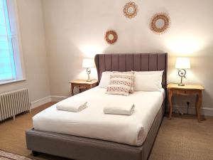 West Pallant Georgian Townhouse in City Centre with Courtyards, BBQ & Log Burners - Dogs Welcome! Chichester Holiday Properties