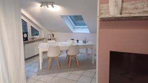 Helle schöne Dachgeschosswohnung mit Balkon