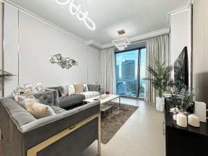 Urban Luxury 2BR with Spectacular Burj Khalifa view