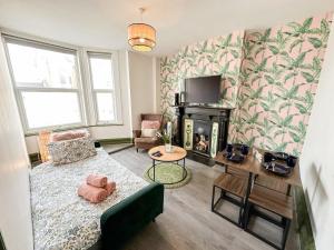 Lovely 2-Bedroom Flat with indoor fireplace in Shepherds Bush, near White City
