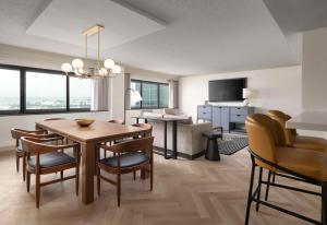 One Bedroom Suite - King room in Sonesta Los Angeles Airport