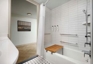 Deluxe - King - Mobility/Hearing Accessible - Tub room in Sonesta Los Angeles Airport
