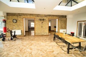 Rochester - Large Private Lounge - Bedroom With En Suite Shower - Large Dining Area - Kitchen - Very Close To Town Centre - Wifi - Off Street Parking