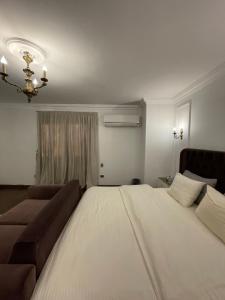 شقة راقيه بموقع مميز بالدقي