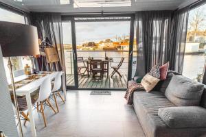 Cozy houseboat near Giethoorn