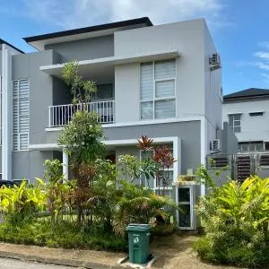 Stylish home with amazing pool views - Teluknibung