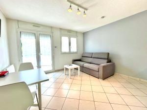 Studio rénové à Annecy avec terrasse, proche commerces et parking privé - FR-1-432-42