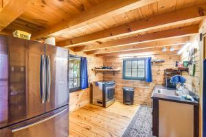 Bellevue Log Cabin with Gas Grill and Creek Access