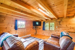 Bellevue Log Cabin with Gas Grill and Creek Access
