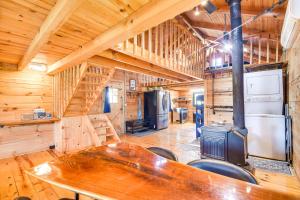 Bellevue Log Cabin with Gas Grill and Creek Access