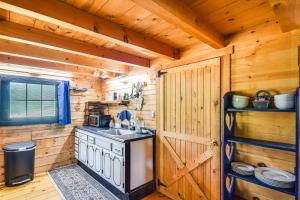 Bellevue Log Cabin with Gas Grill and Creek Access