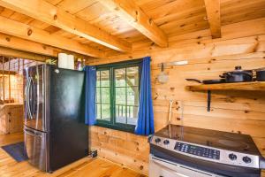 Bellevue Log Cabin with Gas Grill and Creek Access
