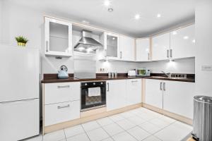 Elegant Two-Bedroom Apartment - Central Location - Private Parking - Balcony 1109M