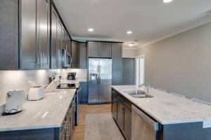 Stunning Nations Condo Minutes from Broadway