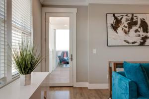 Stunning Nations Condo Minutes from Broadway