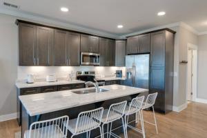 Stunning Nations Condo Minutes from Broadway