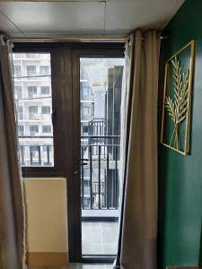 Stylish and Modern Suite with Pool Access and Parking