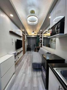 Stylish and Modern Suite with Pool Access and Parking