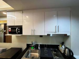 Stylish and Modern Suite with Pool Access and Parking