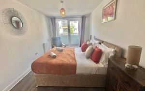 Large flat in Ashford near outlets and Ashford train station