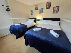 Stylish 4 Bedroom House - Free Parking - Wifi - Birkenhead