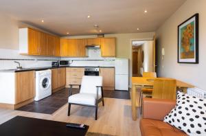 The Van Gogh - Unique 1 bd -Gold Short Term Stays