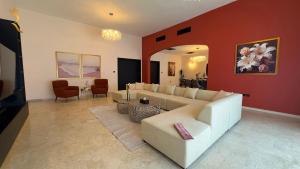 Al Danah 5BR Villa - Grand Private Luxury Haven