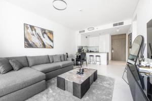 Modern 1BR for 4 with Breathtaking Lagoon Views