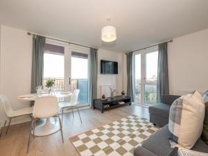 Top Floor Apartment 2 Mins to Train Station, Near London Museum - Pass the Keys