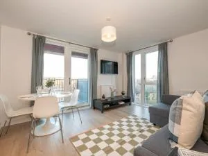 Top Floor Apartment 2 Mins to Train Station, Near London Museum - 亨顿