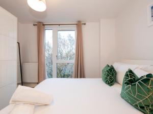 Top Floor Apartment 2 Mins to Train Station, Near London Museum - Pass the Keys