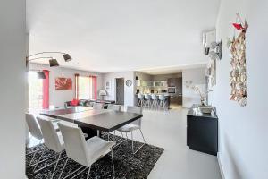 Appartements Elegant Design Apt With Balcony And Pool : photos des chambres