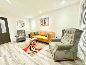 Swindon 3 bedroom relaxing home with parking - good location for family or contractors