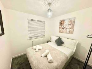 Swindon 3 bedroom relaxing home with parking - good location for family or contractors