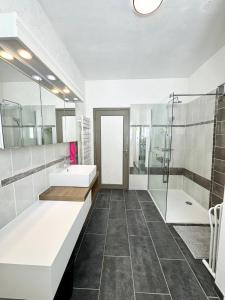 Appartements Grand appartement Cosy - Terrasse - 50m de l’ocean : photos des chambres