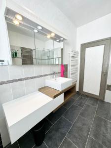 Appartements Grand appartement Cosy - Terrasse - 50m de l’ocean : photos des chambres