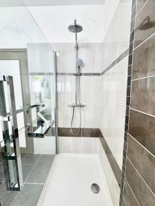 Appartements Grand appartement Cosy - Terrasse - 50m de l’ocean : photos des chambres