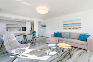 Ocean View 2 BDR Flat With Balcony by LovelyStay