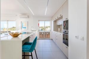 Ocean View 2 BDR Flat With Balcony by LovelyStay