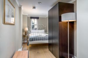 Gorgeous design 2 bed flat Barons Court Sleeps Six