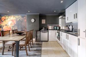 Gorgeous design 2 bed flat Barons Court Sleeps Six