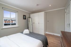 Designer 1 Bed Flat Barons Court Sleeps 4, Balcony