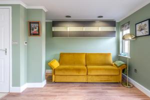 Designer 1 Bed Flat Barons Court Sleeps 4, Balcony